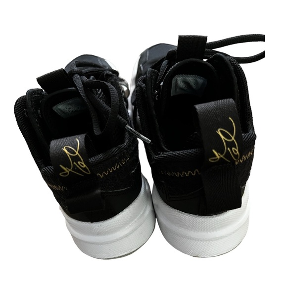 women’s Jordan’s shoes - Picture 8 of 9